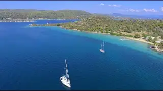 Fondeamos en Diaporos, Grecia.