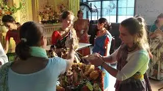 Шри Кришна Джанмаштами 2024. Абхишека Божеств Шри Шри Радха Кришна.