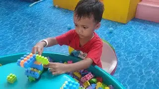 Bocil Mandi Bola di Play Ground 