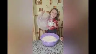 готовим сосиски в тесте, булочки с сестрой😁