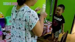 Mama Cantik Sambil Gendong Susunya di Kenyot