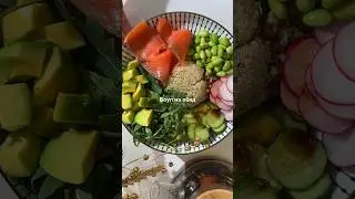 Боул с киноа, овощами и рыбой