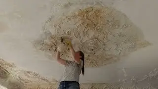 Очистка большой барочной гипсовой розетки от водоэмульсионки и мела. Реставрация лепнины на потолке.
