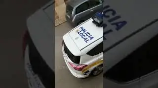 В Испании полиция веселит народ на время карантина. Каронавирус.