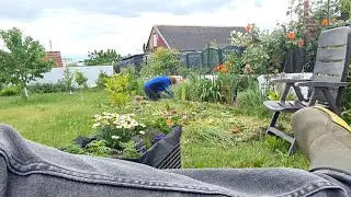 Всё, как положено, жена работает, а я нет.