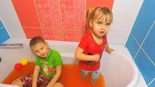Даниэль и Камилла играют снегом в ванной . Что они натворили?
