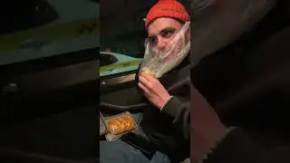 Лайфхак как скушать слоечку и не испачкать салон автомобиля 