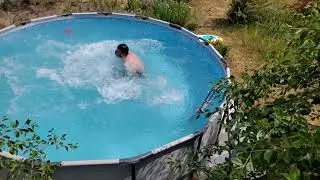 Замедленное Сальто в бассейне в чистой воде с перекисью водорода