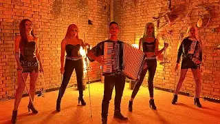 THUNDERSTRUCK BOND / CHICAS BOND COLOMBIA - GENERACIÓN FANTASY / ACDC meats JAMES BOND