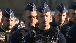 Policier tué à Schaerbeek : plus d’un millier de collègues lui rendent hommage Place Poelaert