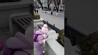 Катя на прогулке. Катаемся на самокате #прогулка #февраль2019 #краснодар #дети