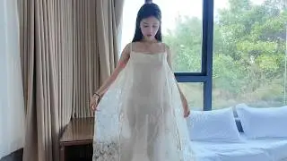 萌萌可爱的贝贝展示我们proudfox设计的吊带长裙