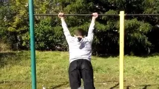 Out from under the horizontal bar.Выход из под турника.