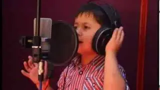 Поет 4-х летный малыш-таджикская песня.