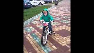 Никита на первом велосипеде