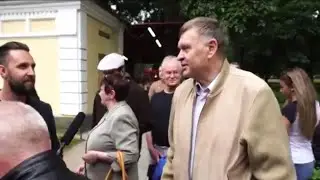 Пукнул в очереди и подставил деда