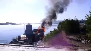 горит Дебаркадер около седьмого неба (09.06.2015)