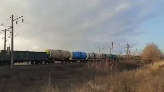 Грузовой состав с Электровозом ВЛ80т из далека