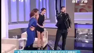 Показал как надо залезать на стремянку