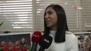 Kadın foto muhabiri futbol maçlarında çektiği fotoğraflar ...