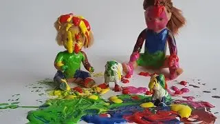 Viel Farbe zwei Puppen Katze Hund zusammen matschen baden