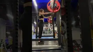 Фитоняша приседает