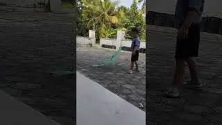 anak kecil bermain layangan kupu kupu