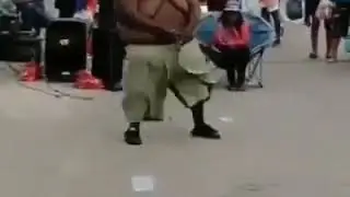 Толстый мужик танцует.
