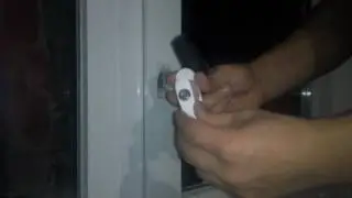 Установка замка с ручкой в пластиковую балконную дверь