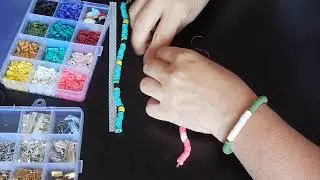 perles heishi : un bracelet ensemble