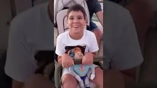 на набережной для Марка звучит песня Аркадий Паровозов