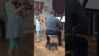 Уроки скрипки 🎻 Алиса учится играть #christinasanko #германия #своимируками