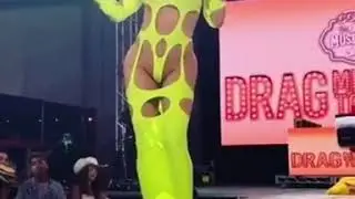Она имеет костюм сыра.