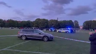 TO UNGE STUKKET NED I FÆLLEDPARKEN