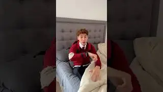 Se puso el uniforme de la escuela antes 😅🏫
