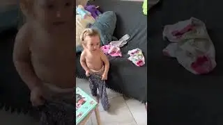 Яся одевается, все что нашла)) 1 и 10 мес