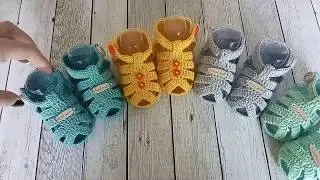 Детские вязаные пинетки-сандали