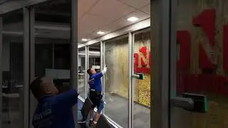 Lavando ventanas, easy window cleaning.