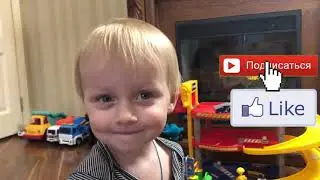 Алекс играет с новыми машинками и эвакуатором