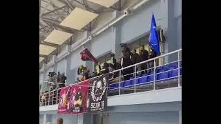 Фанаты «Пюника» на матче Армянской хоккейной лиги поддерживают команду в дерби против «Львов»