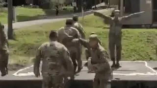 Реалистичная тренировка по погрузке военных США в вертолёт