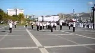 Крутится военный оркестр