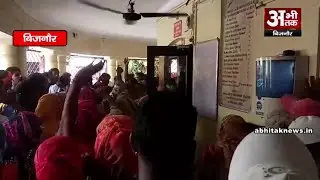 सफाई कर्मचारियों ने नगर पालिका में किया हंगामा