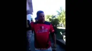 Homem vira jarra de cerveja e desmaia na sequência