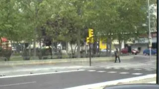 pasando al lado de un tranvia