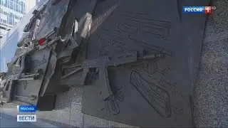 На памятнике Калашникову нашли чертежи немецкой винтовки