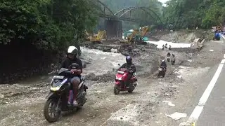 JANGAN DITIRU... Ketidak Sabaran Warga Melewati Jalan Lembah Anai