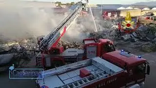 Incendio deposito a Cagliari: vigili del fuoco a lavoro tutta la notte per domare le fiamme