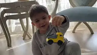 Yusuf Fırat oyun halısının üzerinde kamyonlarını kepçelerini ve arabalarını sürüyor Eğlenceli çocuk