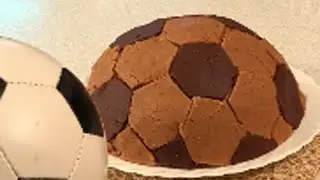 Торт в виде футбольного мяча